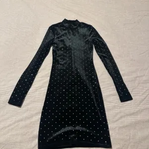 H&M crna plisana haljina sa cirkonima