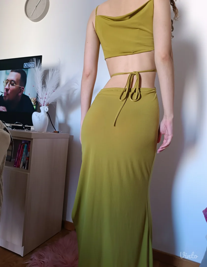 Efektna maxi haljina sa izrezom M