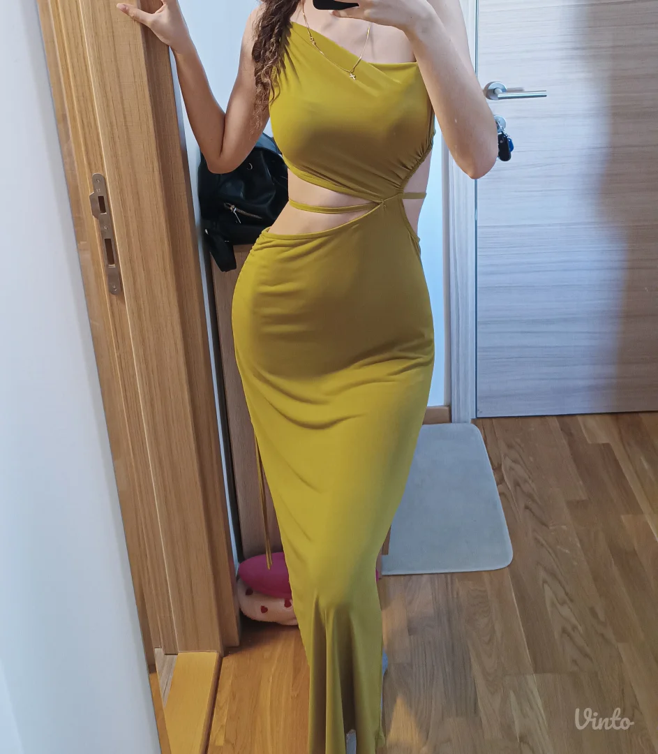 Efektna maxi haljina sa izrezom M