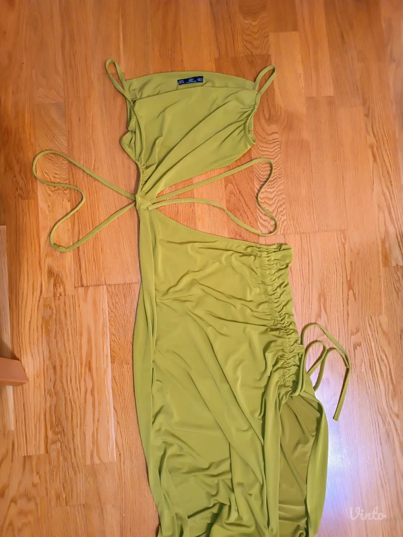 Efektna maxi haljina sa izrezom M