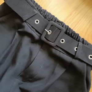 Elegantne pantalone sa kaišem XS/S