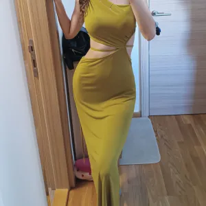 Efektna maxi haljina sa izrezom M