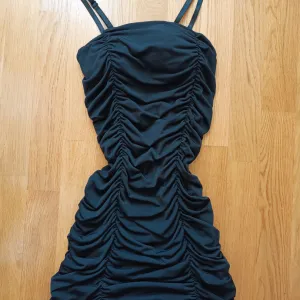 Nova crna mini haljina S