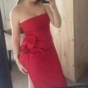 Elegantna haljina sa cvetom