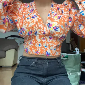 Cvetna elegantna majica