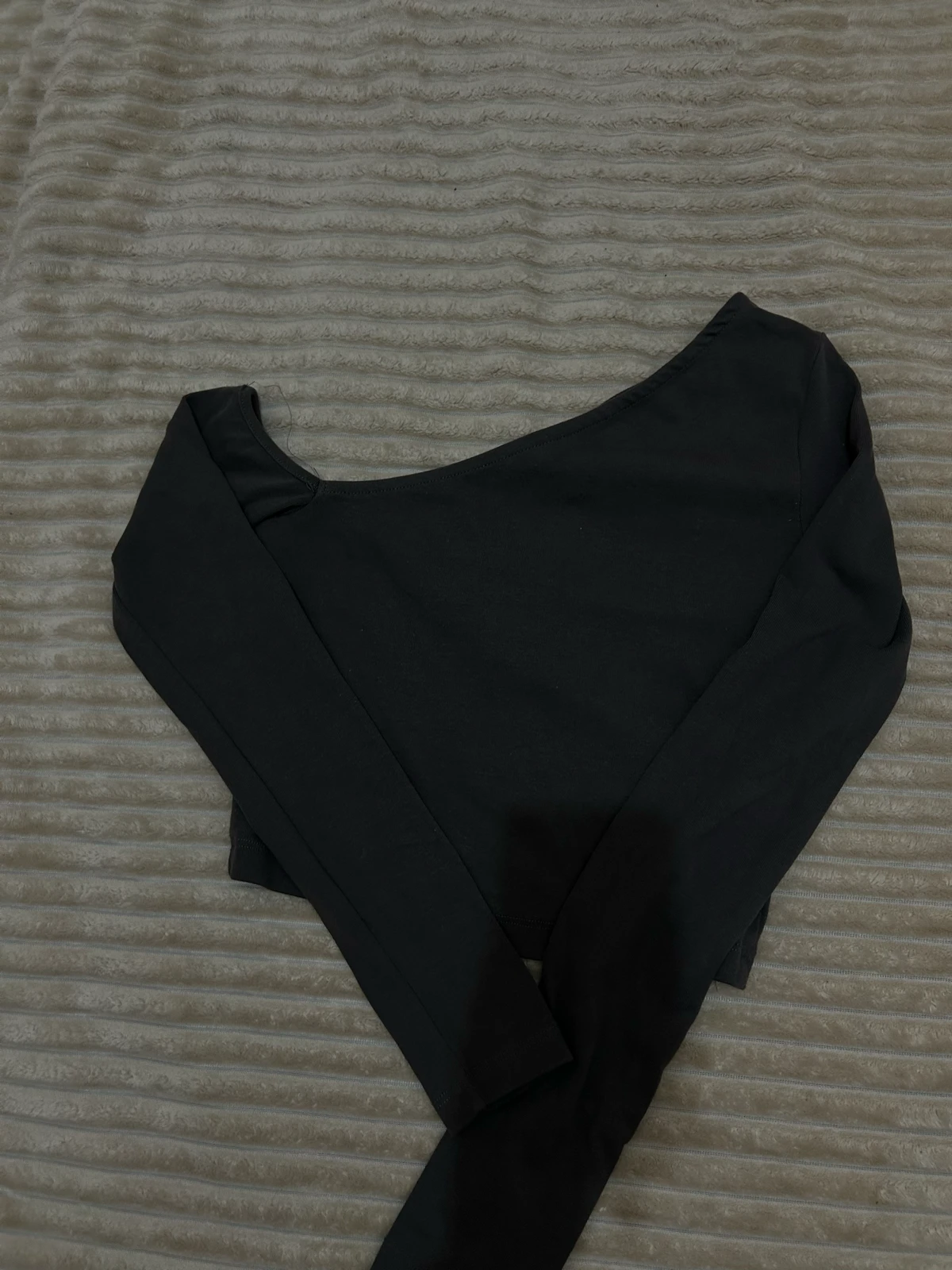 Stradivarius top na pola ramena