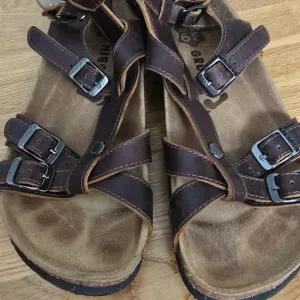 Grubin kozne sandale