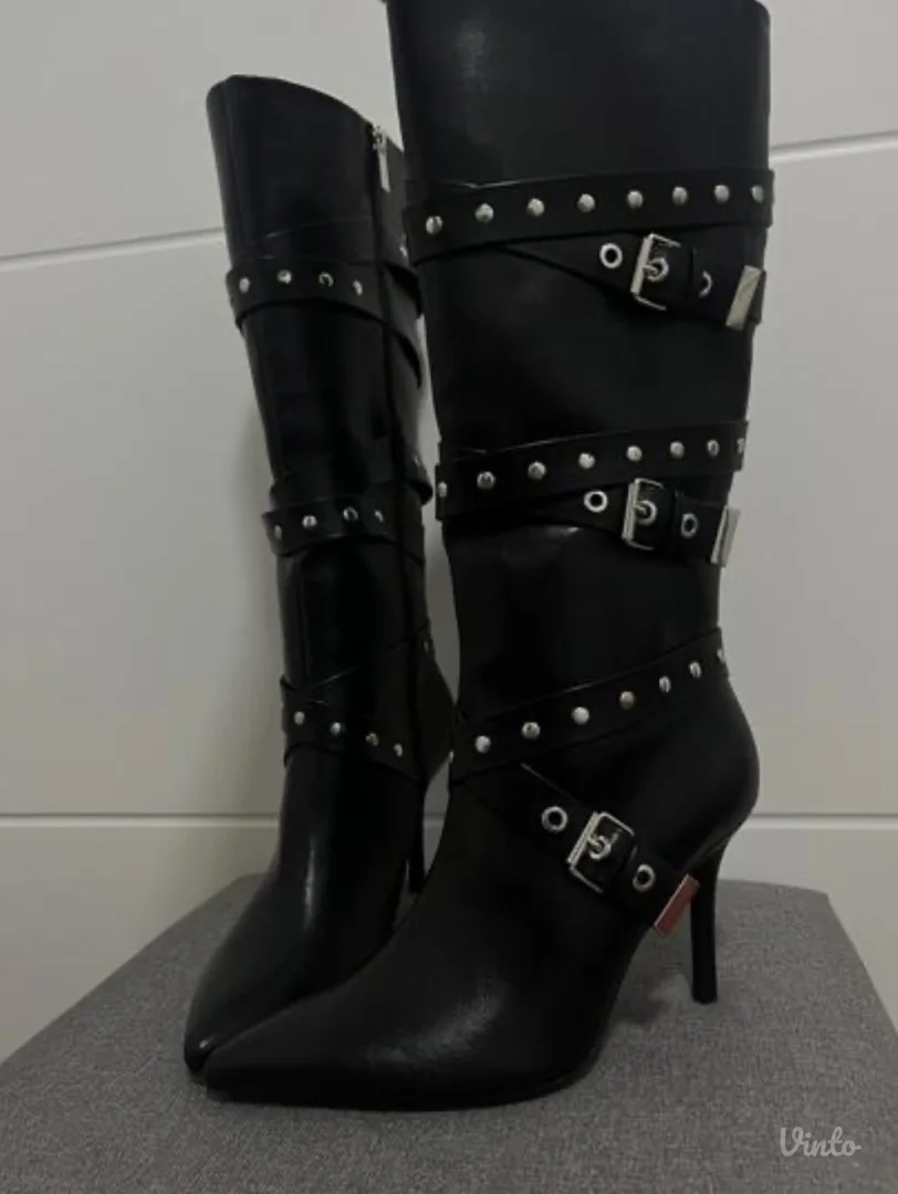 NOVE BERSHKA CIZME SA ETIKETOM