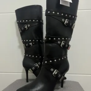 NOVE BERSHKA CIZME SA ETIKETOM