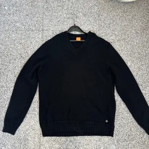 Hugo Boss dzemper 100% vuna