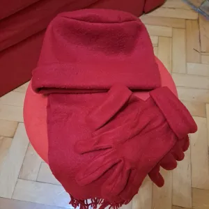 Kapa, šal, rukavice crvene