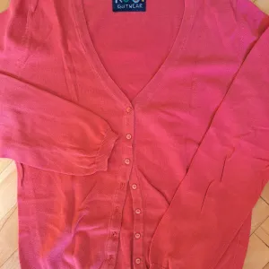 Roze džemper na raskopcavanje