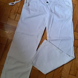 Bele lanene pantalone