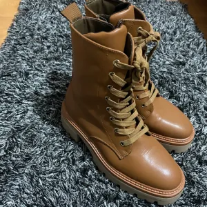 zenske cizme OVS nove 39