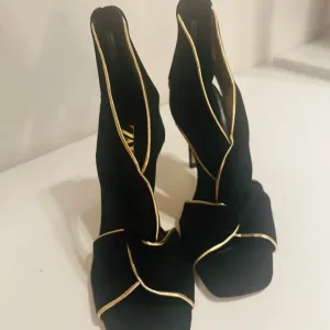 Zara kozne cipele, nove