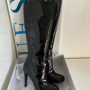 Guess kozne lakovane cizme