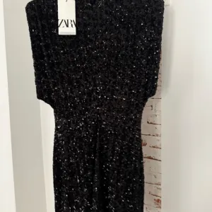 Zara svetlucava haljina, nova, etiketa