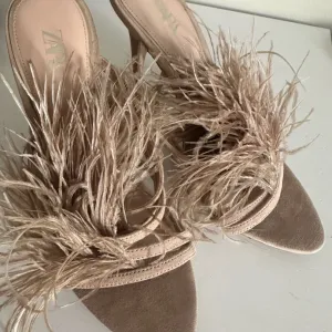 Zara papuce sa perjem