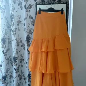 Mona dugacka suknja, nova