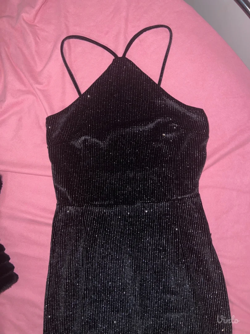 Crna ženska haljina