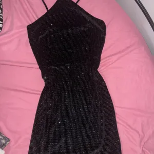 Crna ženska haljina