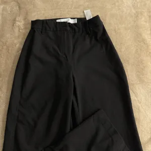 Bershka, crne pantalone