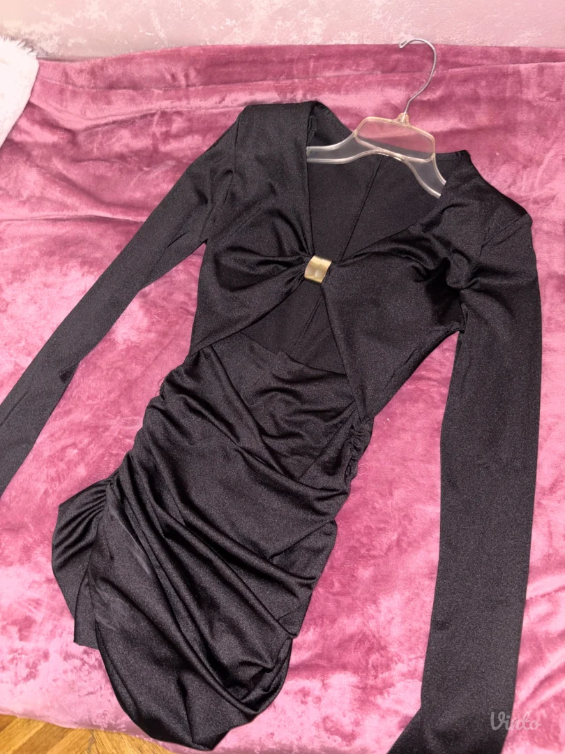 Crna kratka haljina sa naramenicama i zlatnom kopčom – univerzalna veličina