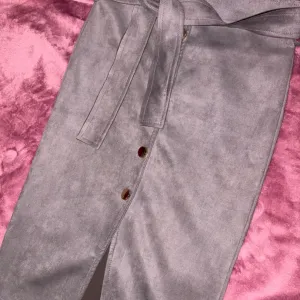 Midi siva suknja od imitacije prevrnute kože – univerzalna veličina