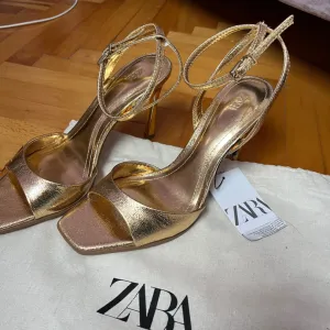 Zara zlatne stikle
