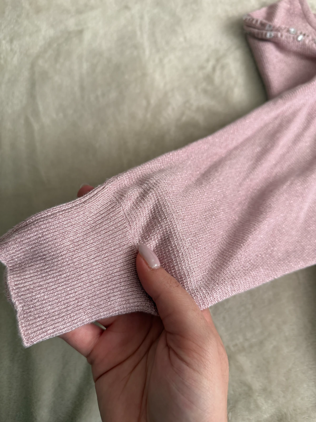 Elegantna puder roze bluzica sa cirkonima
