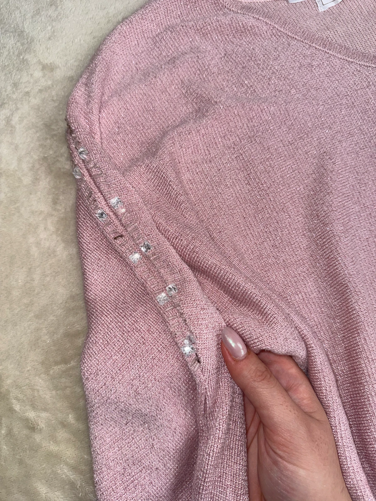 Elegantna puder roze bluzica sa cirkonima