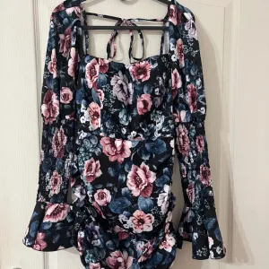 Ženska cvetna haljina