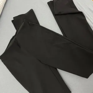 Nove pantalone M velicina