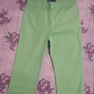 ZARA,pantalone,L,zelene,trafa