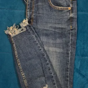 Ženske iscepane farmerke sa visokim strukom