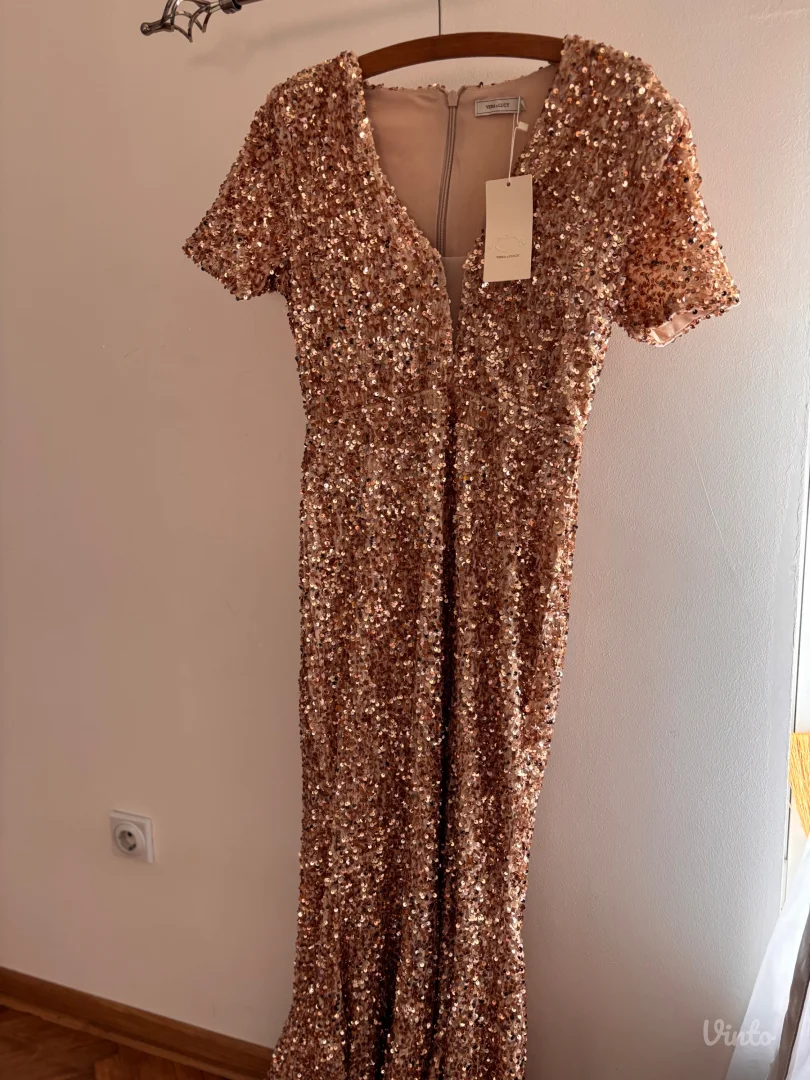 Ženska svečana haljina.