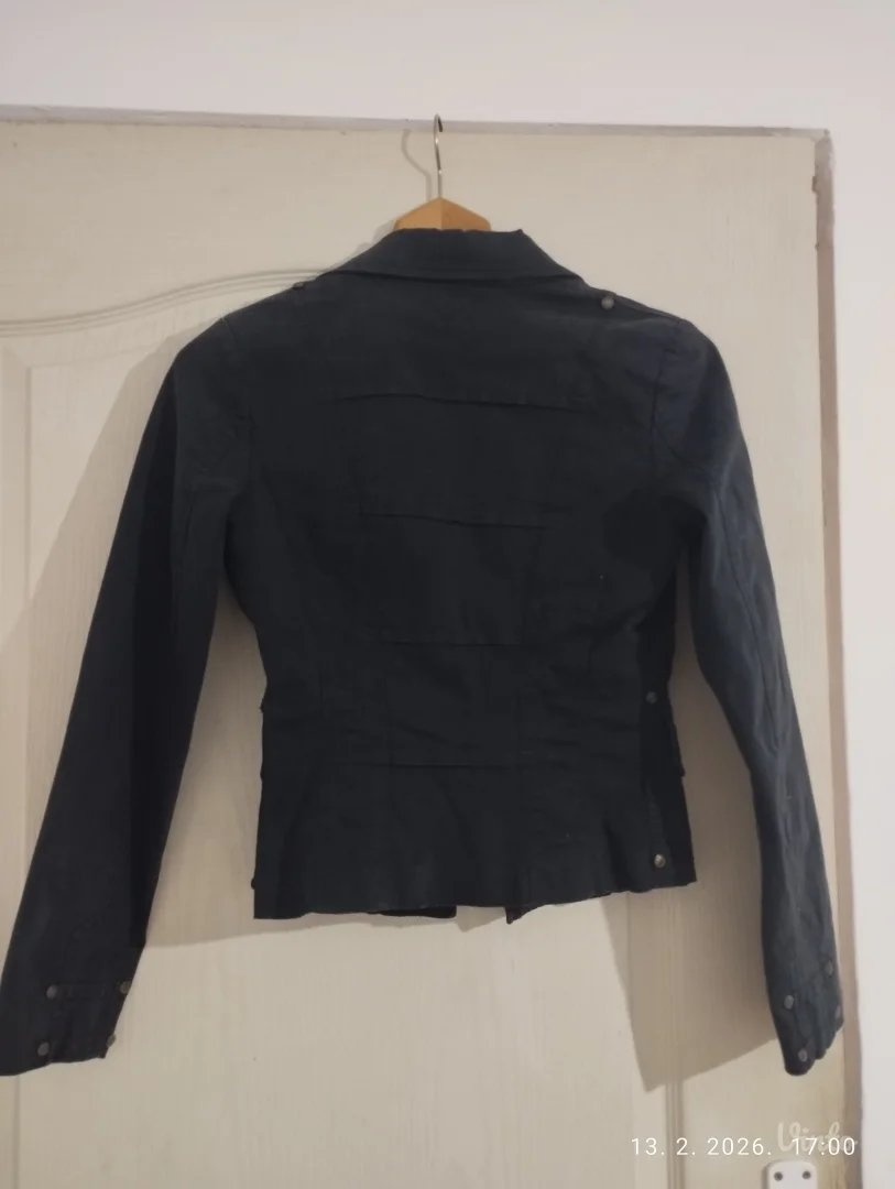 Ženska kratka crna jakna – kao nova