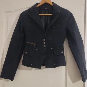 Ženska kratka crna jakna – kao nova