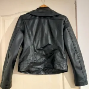 Zara crna jakna (eko koža) – M