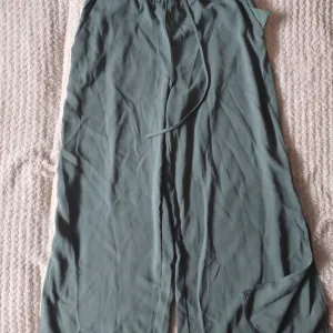 Pull&Bear pantalone veličina M