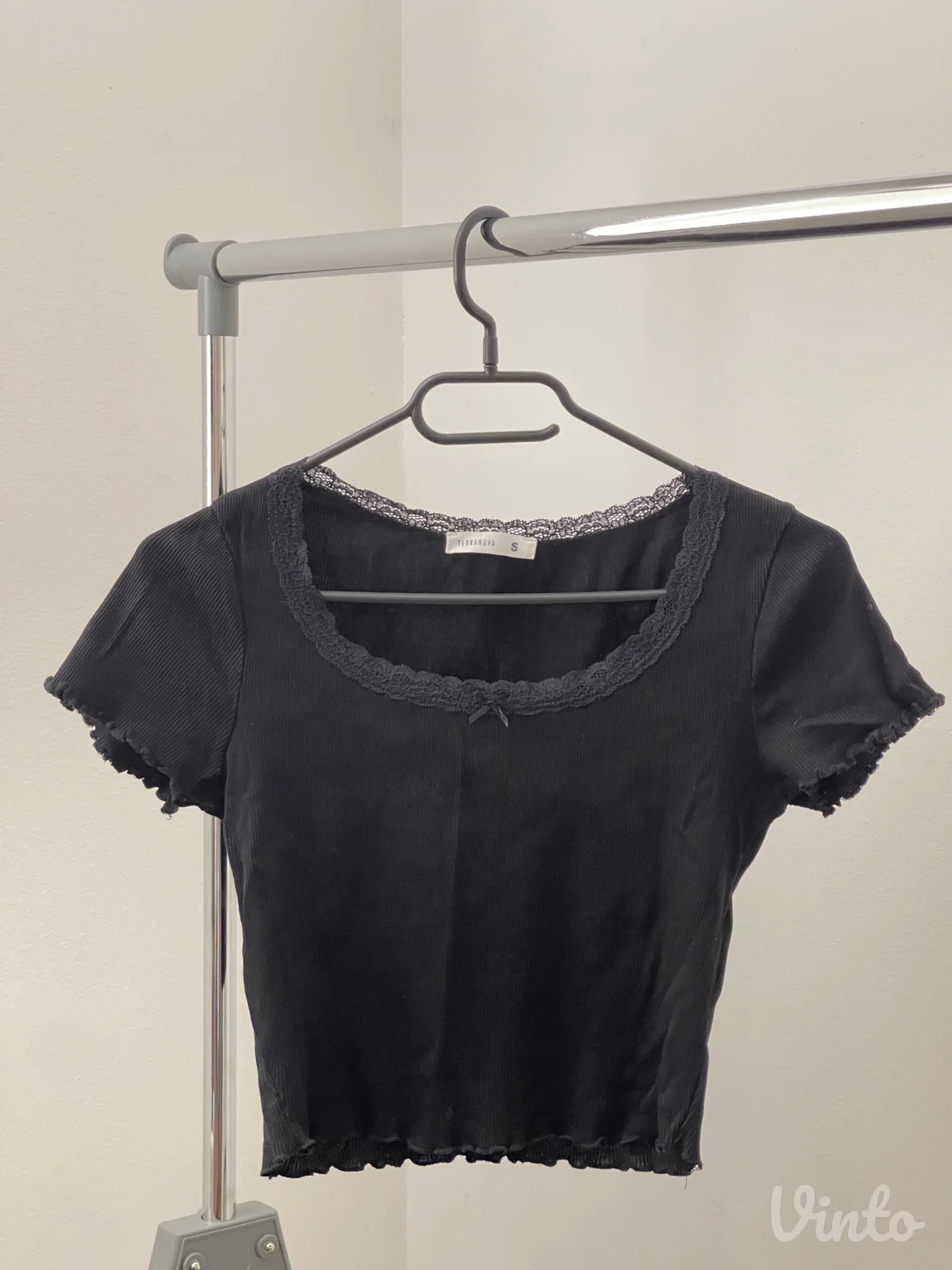 Crni crop top