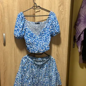 sinsay komplet majica i suknja