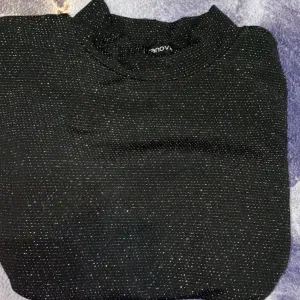 Crna sljokicava haljina