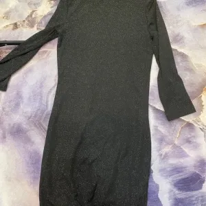 Crna zenska haljina sa sljokicama