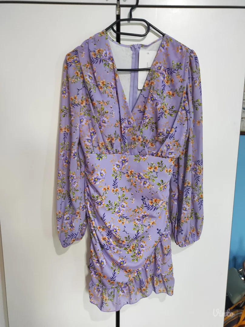 Ljubičasta cvetna haljina