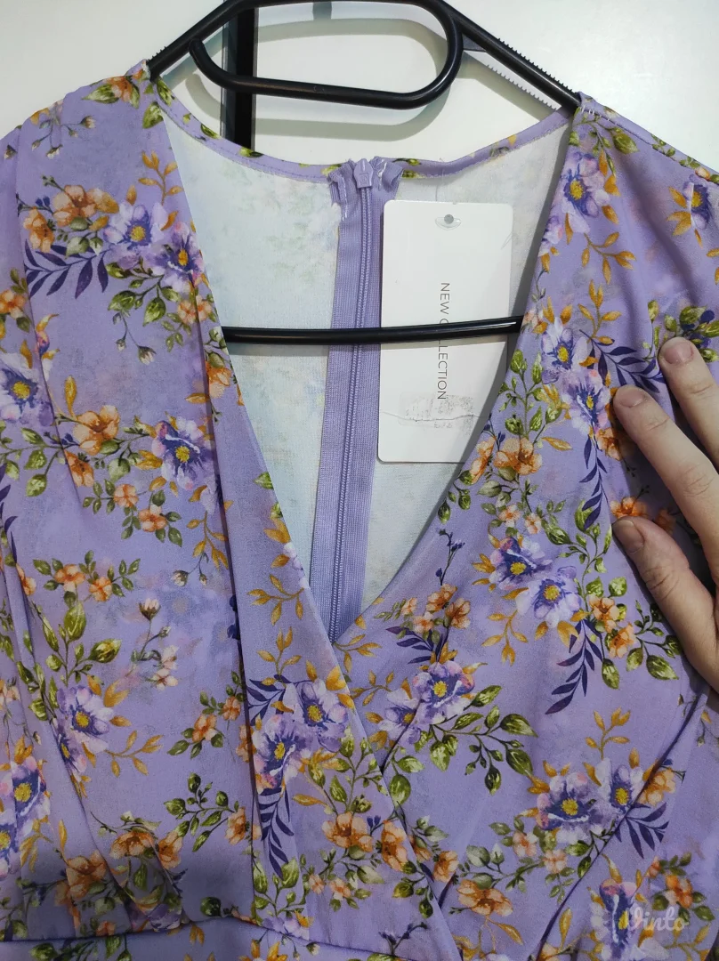 Ljubičasta cvetna haljina