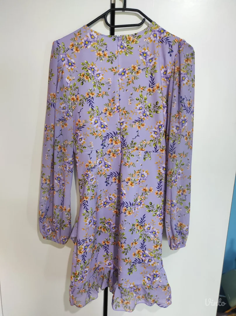 Ljubičasta cvetna haljina