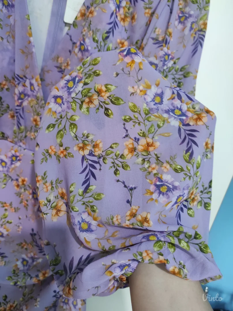 Ljubičasta cvetna haljina