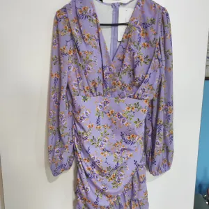 Ljubičasta cvetna haljina