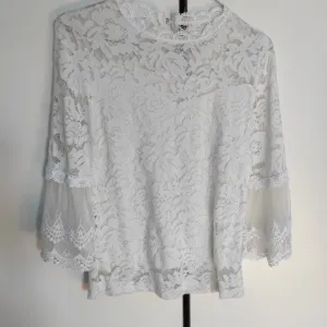 Bela čipkana bluza